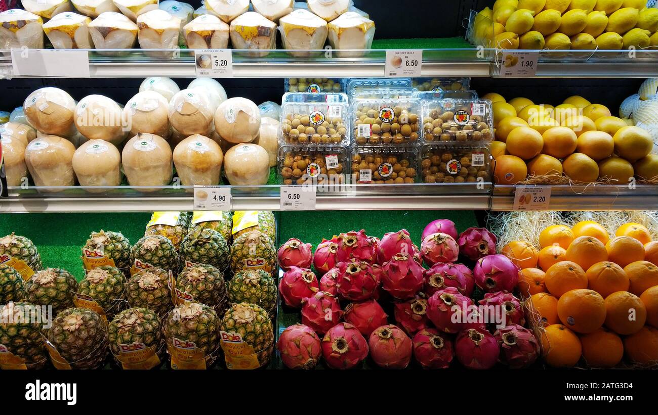 Bella impaginazione di frutta in un supermercato asiatico. Foto Stock