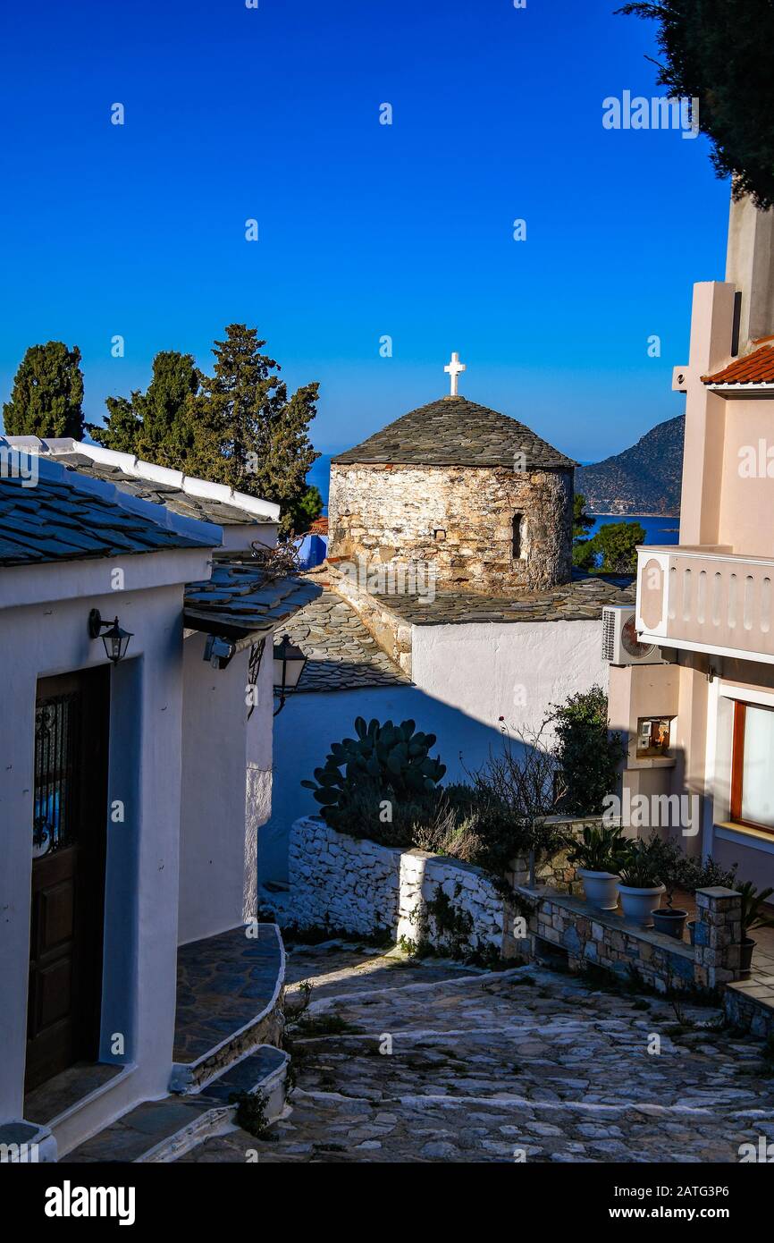 Tradizionale chiesa greco-ortodossa nel vecchio villaggio di Chora, isola di Alonissos, Grecia Foto Stock