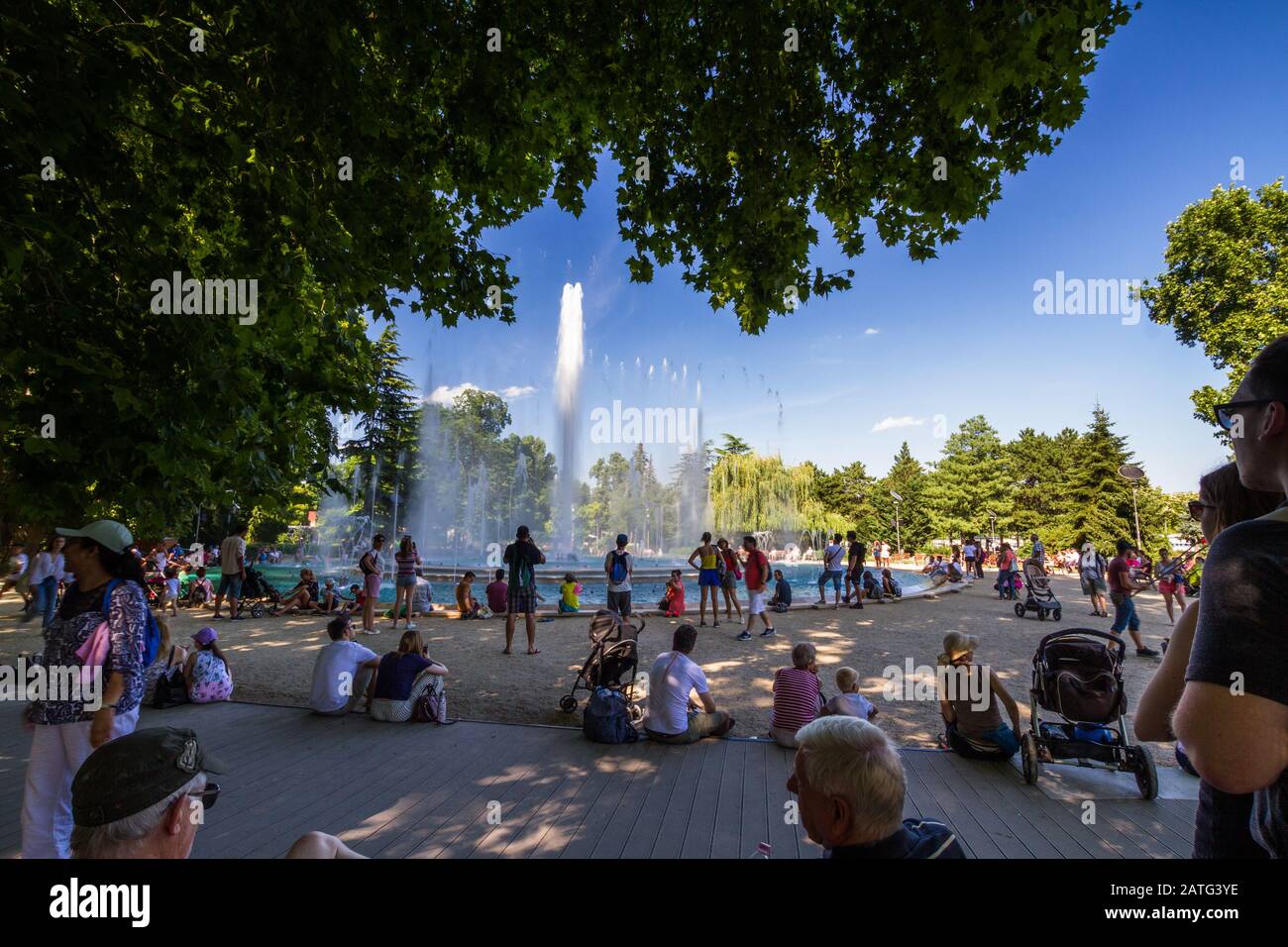 Budapest, La Folla che si gode della Fontana musicale dell'Isola Margherita, il 3 luglio 2019 in Ungheria. Foto Stock