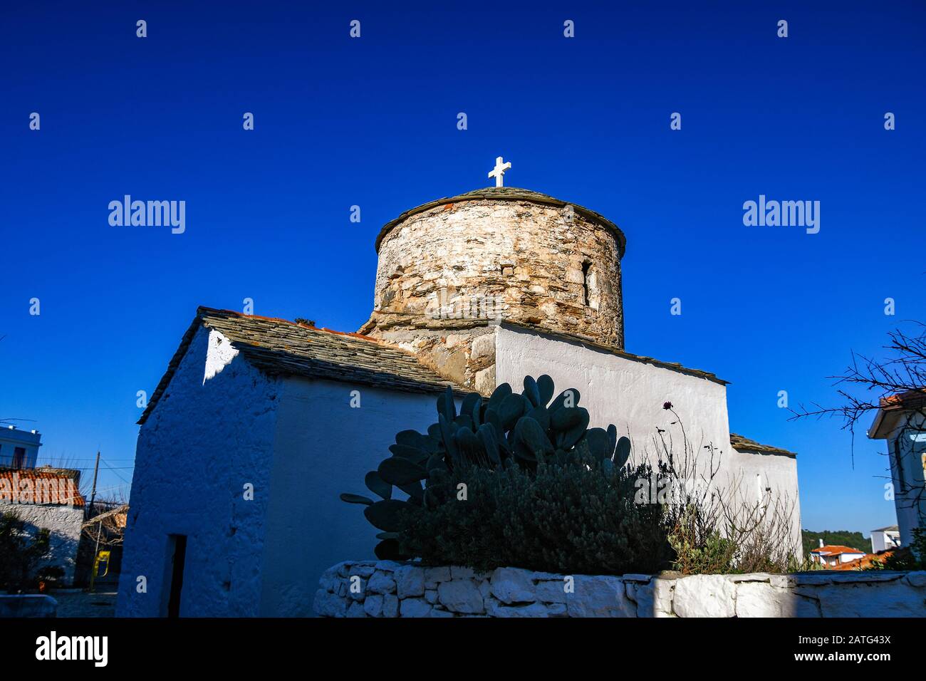 Tradizionale chiesa greco-ortodossa nel vecchio villaggio di Chora, isola di Alonissos, Grecia Foto Stock