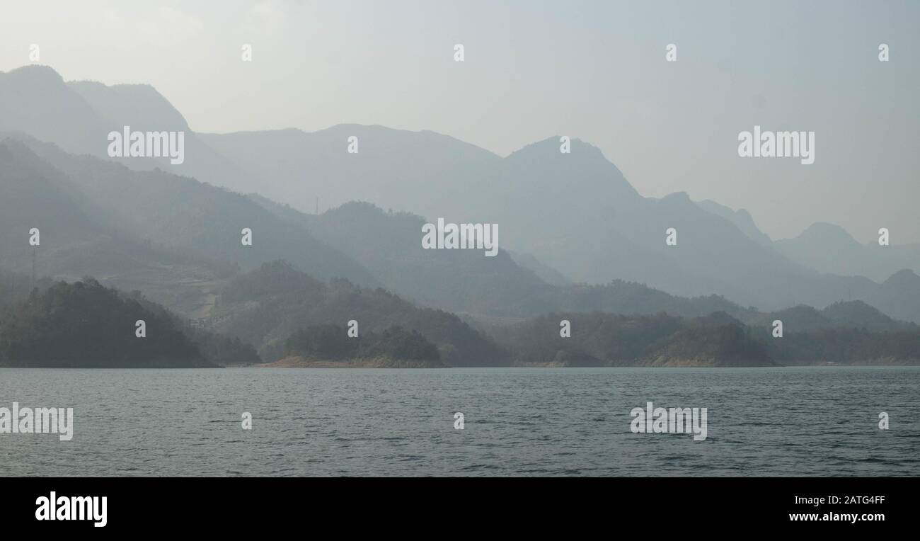 Vista sul fiume Yangtze per il viaggiatore con la zona tre gole, la parte del fiume Yangtze nella città di Yichang, provincia Hubei Cina. L'albero Foto Stock