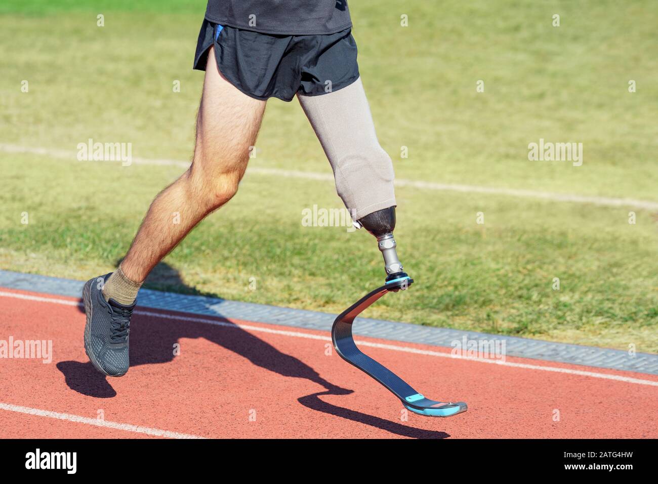 Corridore con una gamba protesica. Sportivo amputato Foto Stock