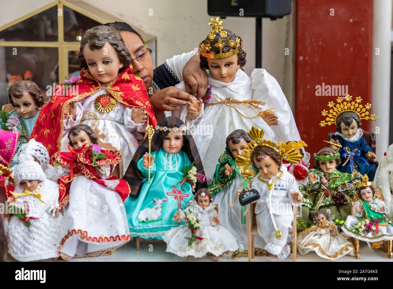 Oaxaca De Juarez, Messico. 2nd Feb, 2020. Una donna lavora sul costume di una bambola di Gesù prima della messa al mercato di Sanchez Pascuas sul DIA de la Candelaria. L'evento celebra 40 giorni dopo la nascita di Gesù. Le famiglie vestono le bambole del Gesù Bambino e le prendono alla messa per essere benedette. Credito: Jim West/Alamy Live News Foto Stock