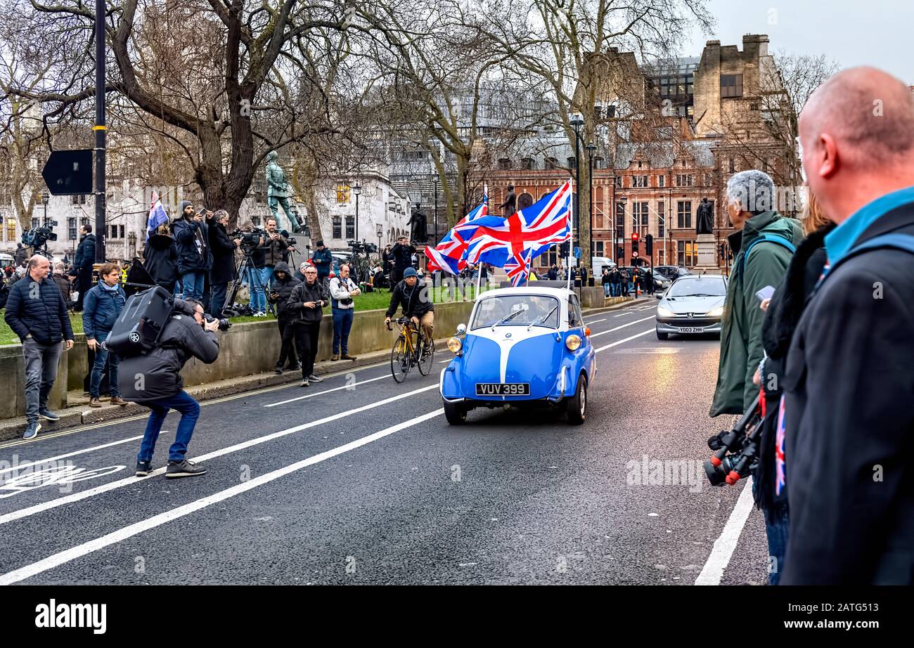 Festa della Brexit Londra UK 31st gennaio 2020 una BMW Isetta che viaggia attraverso Westminster, portando Union Jack Flags Foto Stock