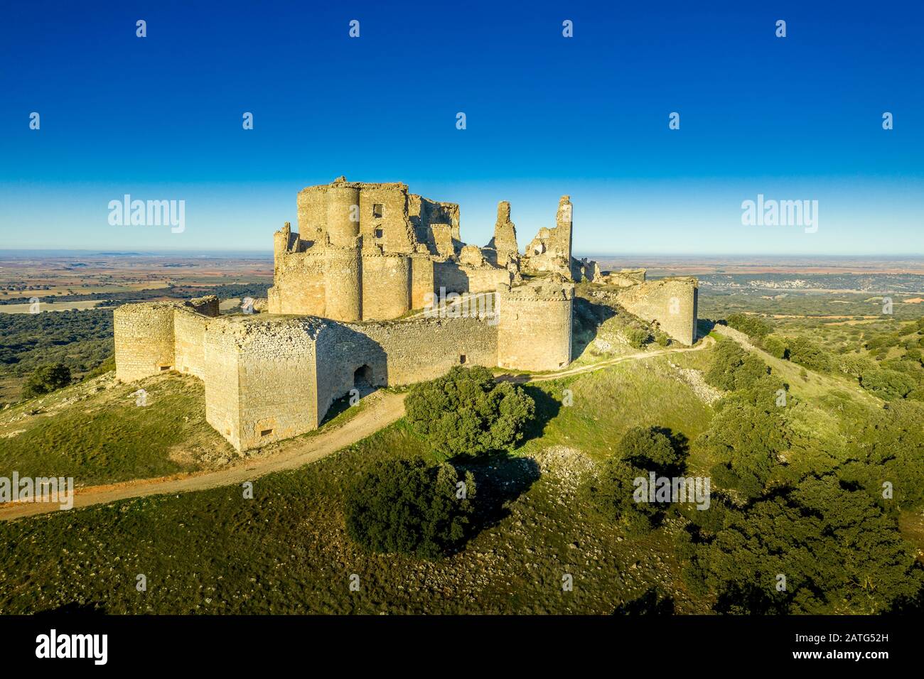 Veduta aerea del castello medievale Ruin Pueble de Almenara a Cuenca Spagna con pareti convenctriche, torri semicircolari e bastioni angolari Foto Stock