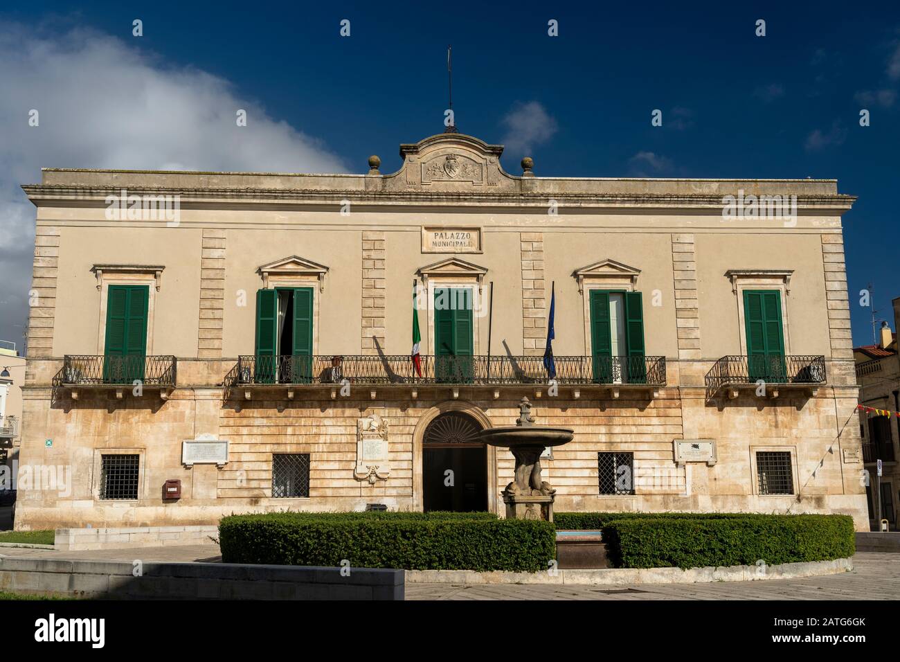 Santeramo in Colle, Bari, Puglia, Italia: Edifici della città storica.  Municipio Foto stock - Alamy