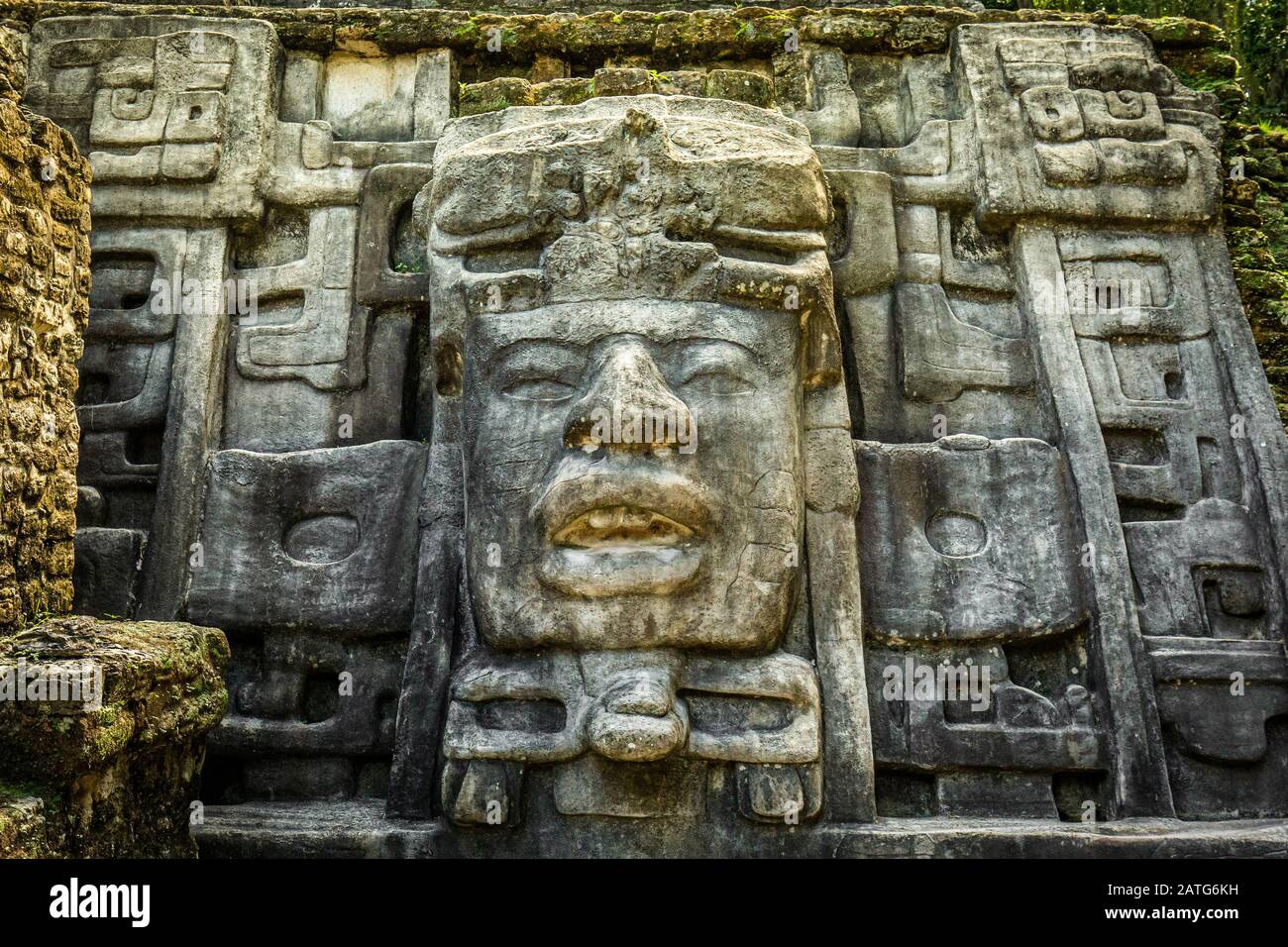 Riserva archeologica di Lamanai Tempio della maschera maya in Belize da vicino Foto Stock