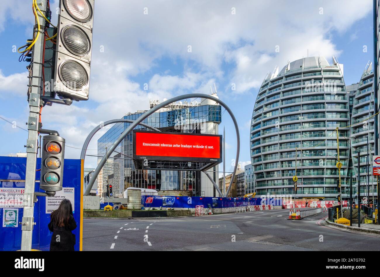Moderni blocchi di uffici appartenenti ad aziende high-tech circondano la Silicon Roundabout di Londra, Regno Unito. Lavori di ingegneria in corso. Foto Stock