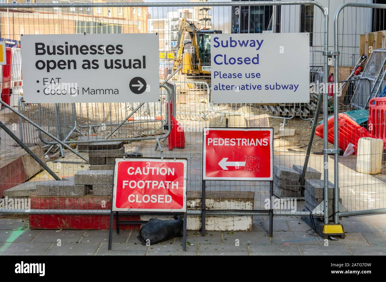 Engineering lavora alla Silicon Roundabout di Londra, con barriere che bloccano l'accesso e cartelli informativi. Foto Stock