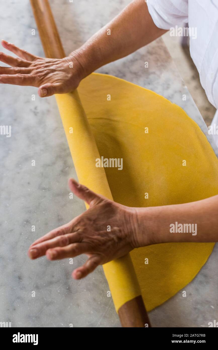 Donna italiana arrotolare a mano tortellini pasta fatta in casa Foto Stock