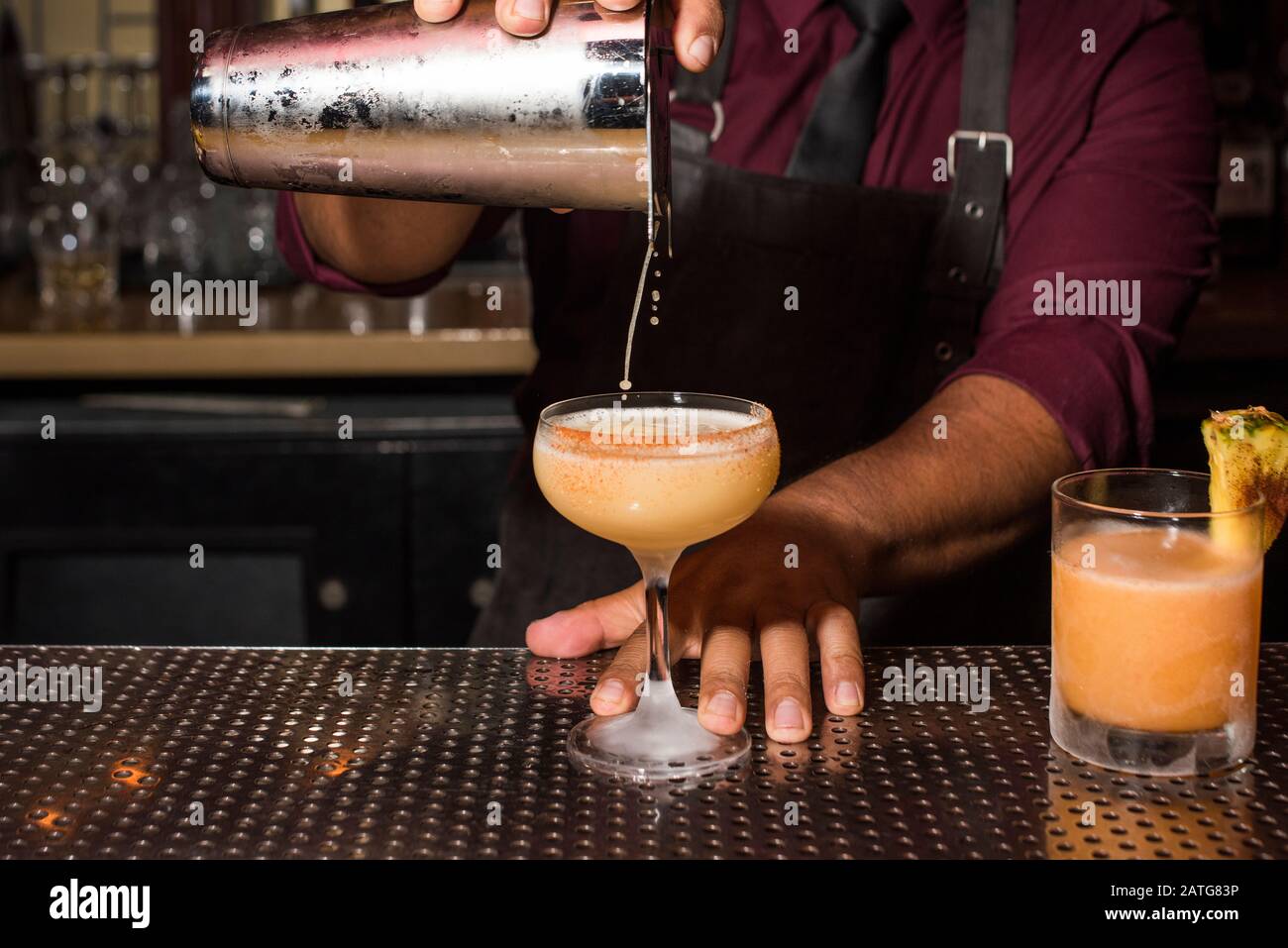 Barista rendendo cocktail Foto Stock