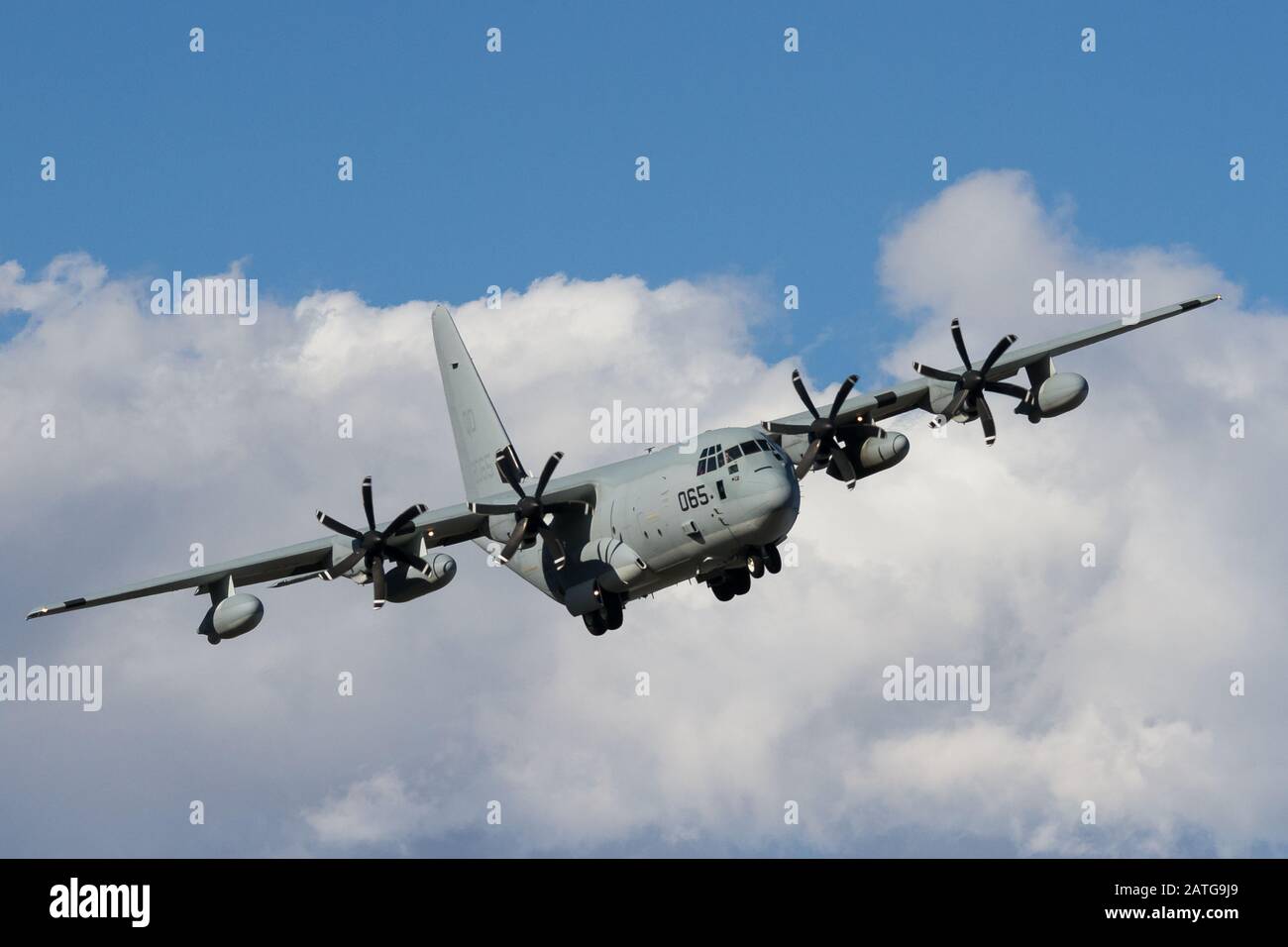 Un velivolo Lockheed C-130J Hercules con lo Squadron 152 (VMGR-152) di trasporto aereo Marines Aerial Refying Transport, noto come 'Smos' che vola vicino a NAF Atsugi. Giappone Foto Stock