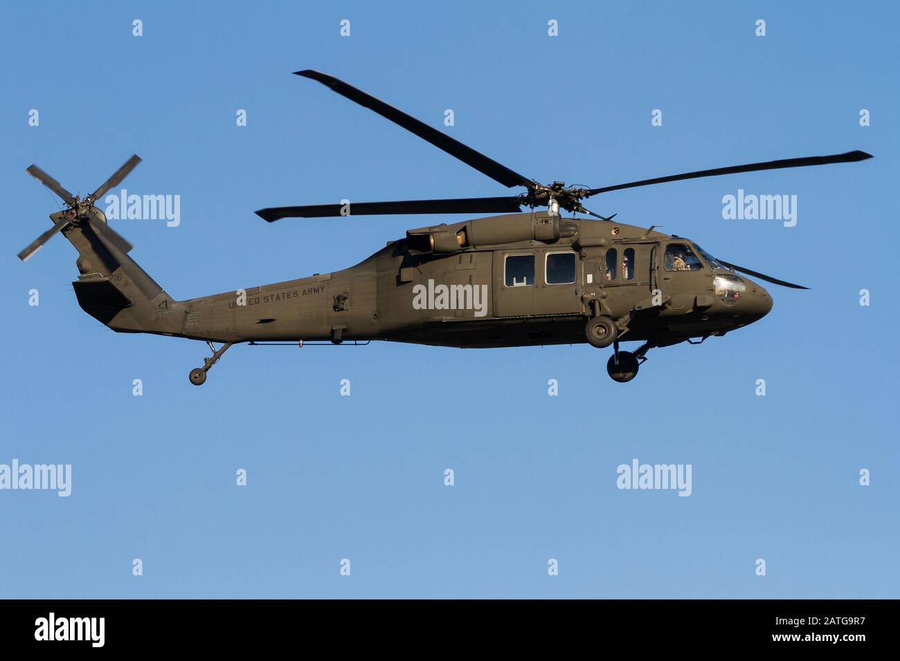 Un elicottero dell'esercito americano Sikorsky UH-60 Black Hawk che arriva a terra presso la base aerea navale di Atsugi, Kanagawa, Giappone. Foto Stock