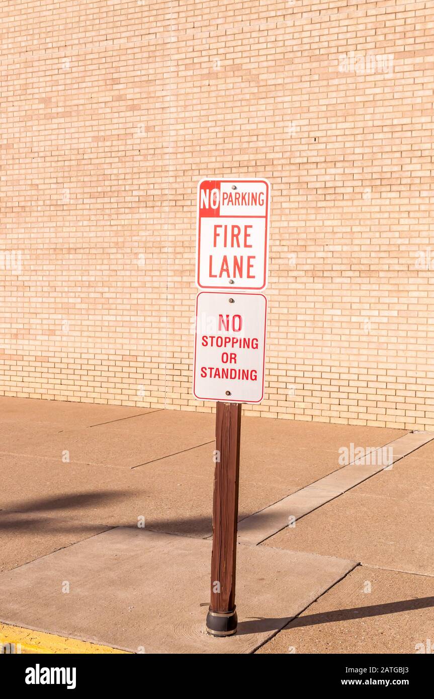 Un cartello di fronte ad un edificio in mattoni non c'è parcheggio Foto Stock
