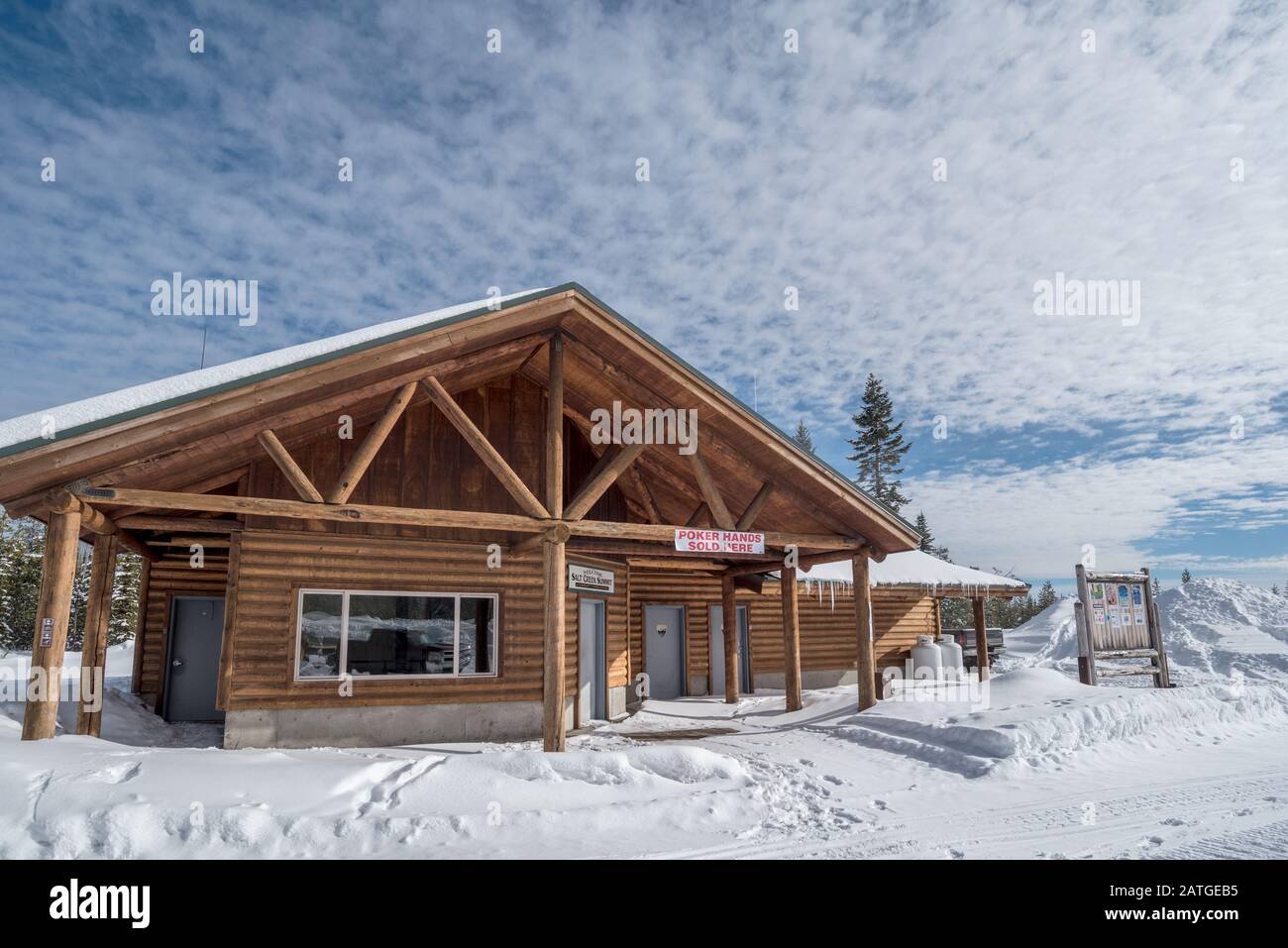 Edificio di manutenzione invernale al Salt Creek Summit Sno-Park, Wallowa-Whitman National Forest, Oregon. Foto Stock