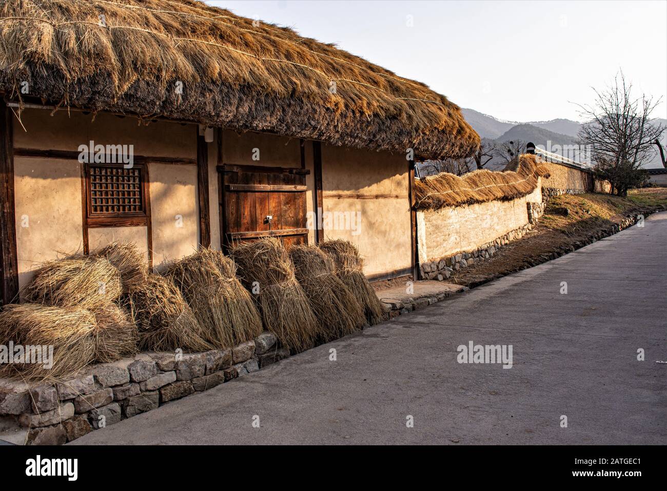 Cottage con tetto di paglia in un tradizionale Villaggio Folcloristico nel Kore meridionale. Foto Stock