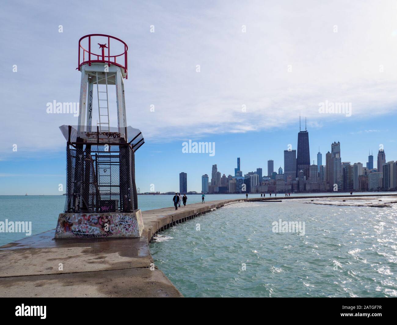 Faro di navigazione e centro di Chicago. Molo Di North Avenue Beach. Foto Stock