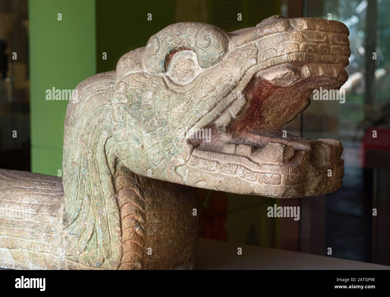 Primo piano di Kukulkan, serpente divinità dei Maya. Dzibilchaltun Museum, Yucatan, Messico. Foto Stock