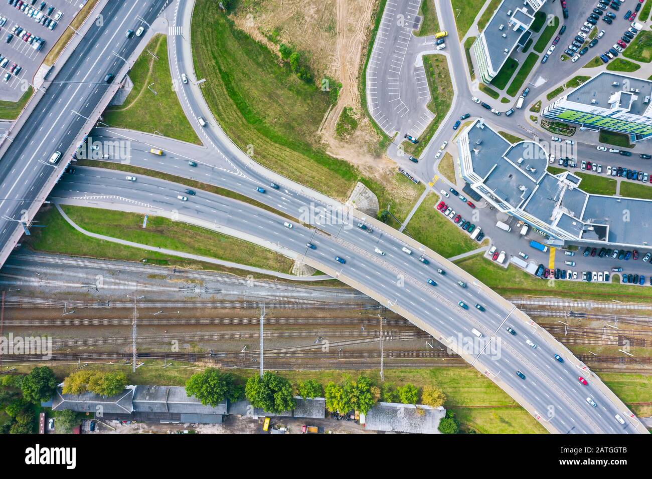 incrocio a più livelli tra la strada dell'auto e i binari ferroviari della città. vista aerea del traffico cittadino Foto Stock