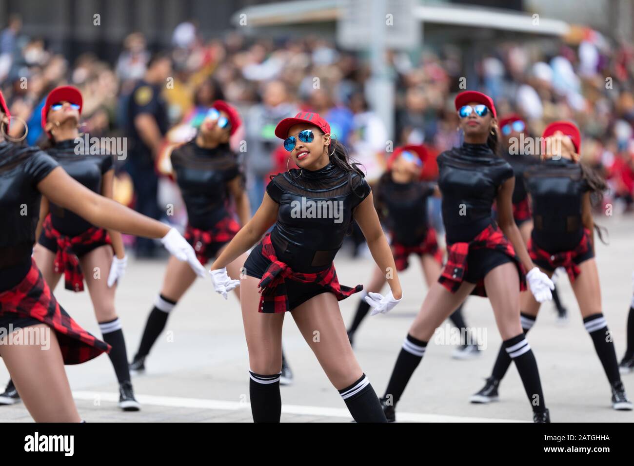 Houston, Texas, Stati Uniti - 28 novembre 2019: H-e-B Thanksgiving Day Parade, elf helper di Santa, su un galleggiante, sventolando e sorridendo agli spettatori durante la p Foto Stock