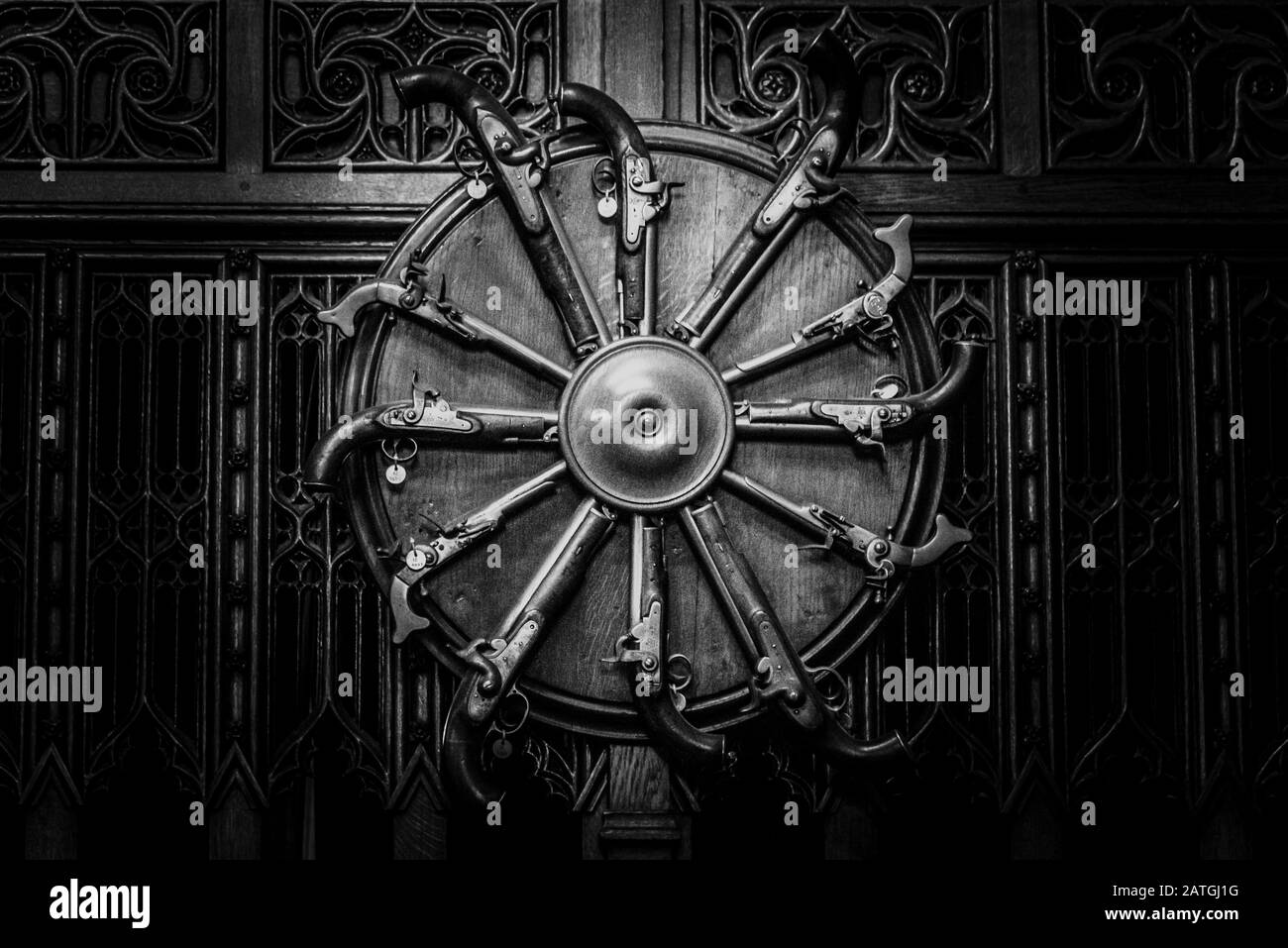 Edimburgo, Scozia, dicembre 15, 2018: Claymores e Flintlock Pistols su una delle pareti della grande sala del castello di Edimburgo. Foto Stock