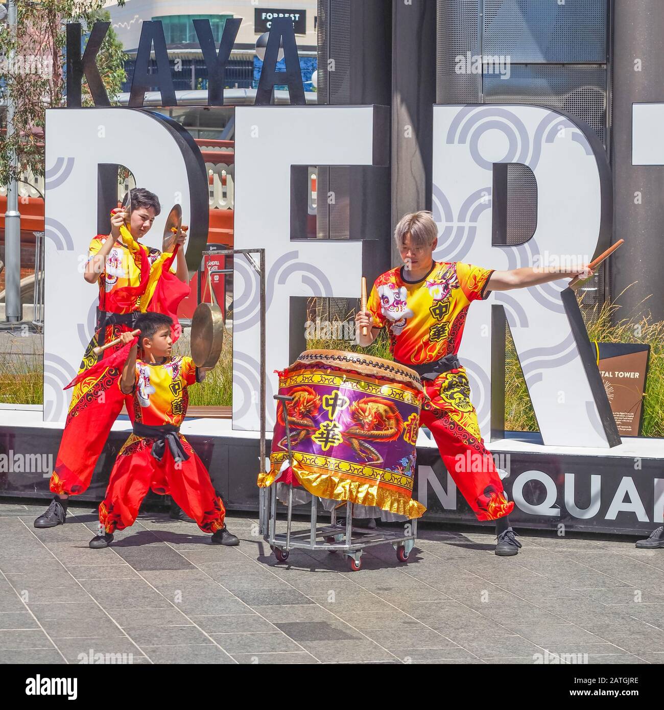 Un batterista e giovani percussionisti alla Fiera cinese del nuovo anno di Perth 2020 per celebrare l'anno lunare del Rat Foto Stock