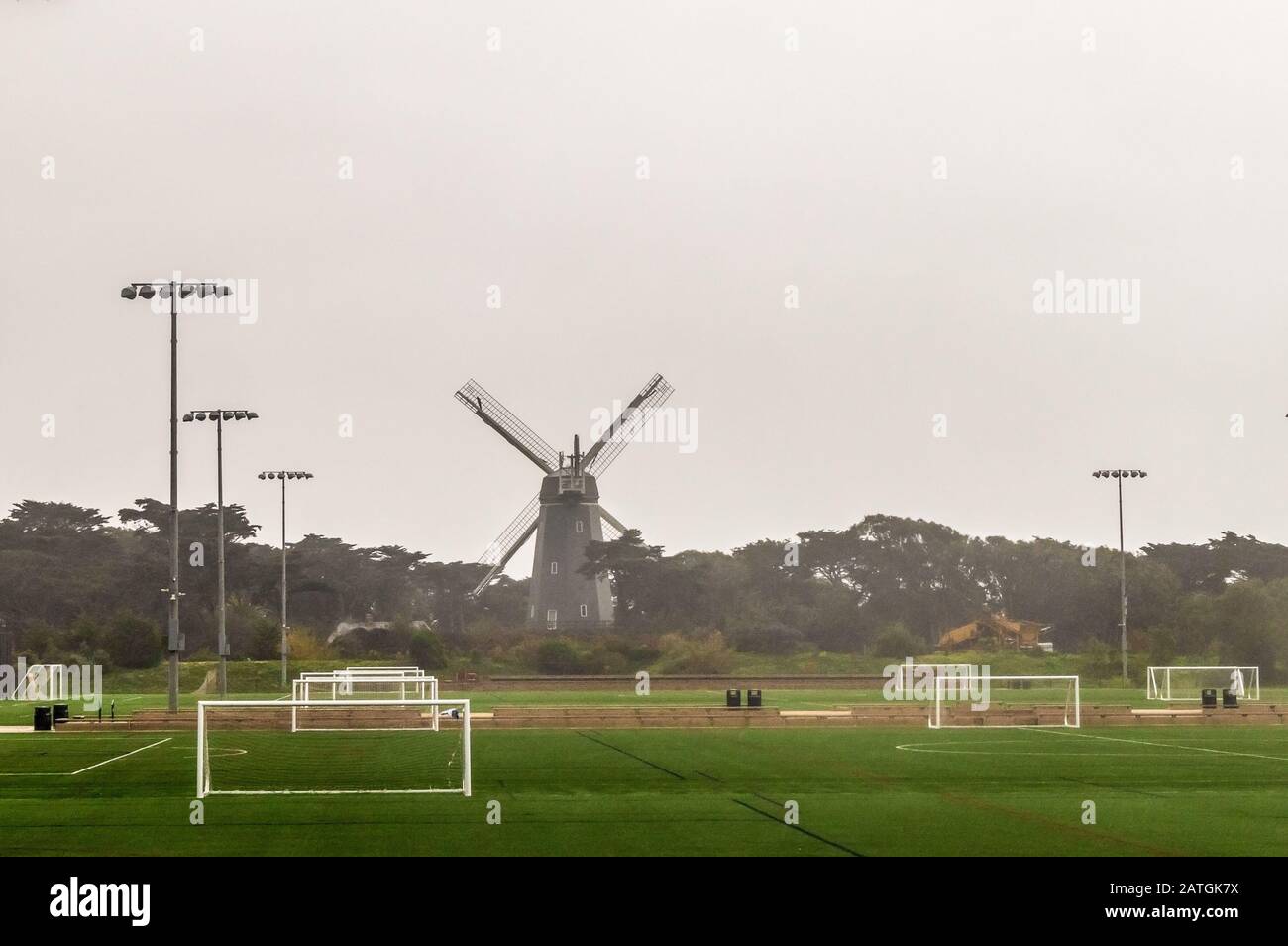 Vista dei campi Beach Chalet e del Mulino Murphy nel Golden Gate Park, San Francisco, California, in una giornata piovosa Foto Stock