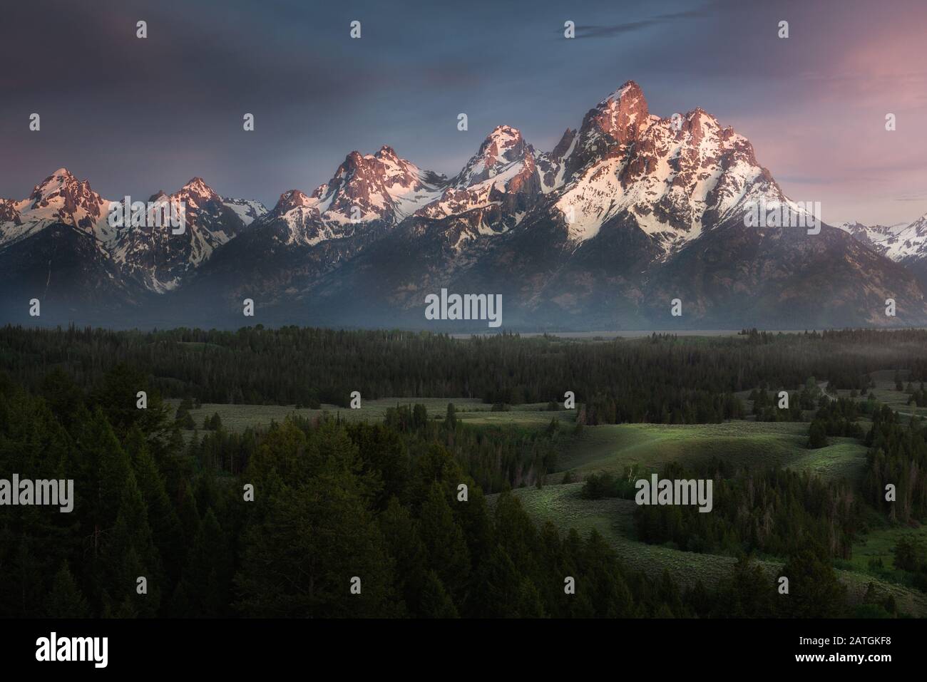 Una vista che si affaccia sulle montagne Grand Tetons con nebbia che rotola attraverso Foto Stock