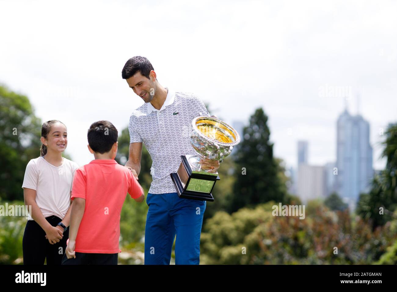 Novak DJOKOVIC (SRB) durante un trofeo fotografico presso i Royal Botanical Gardens di Melbourne dopo aver vinto l'Australian Open 2020 Foto Stock