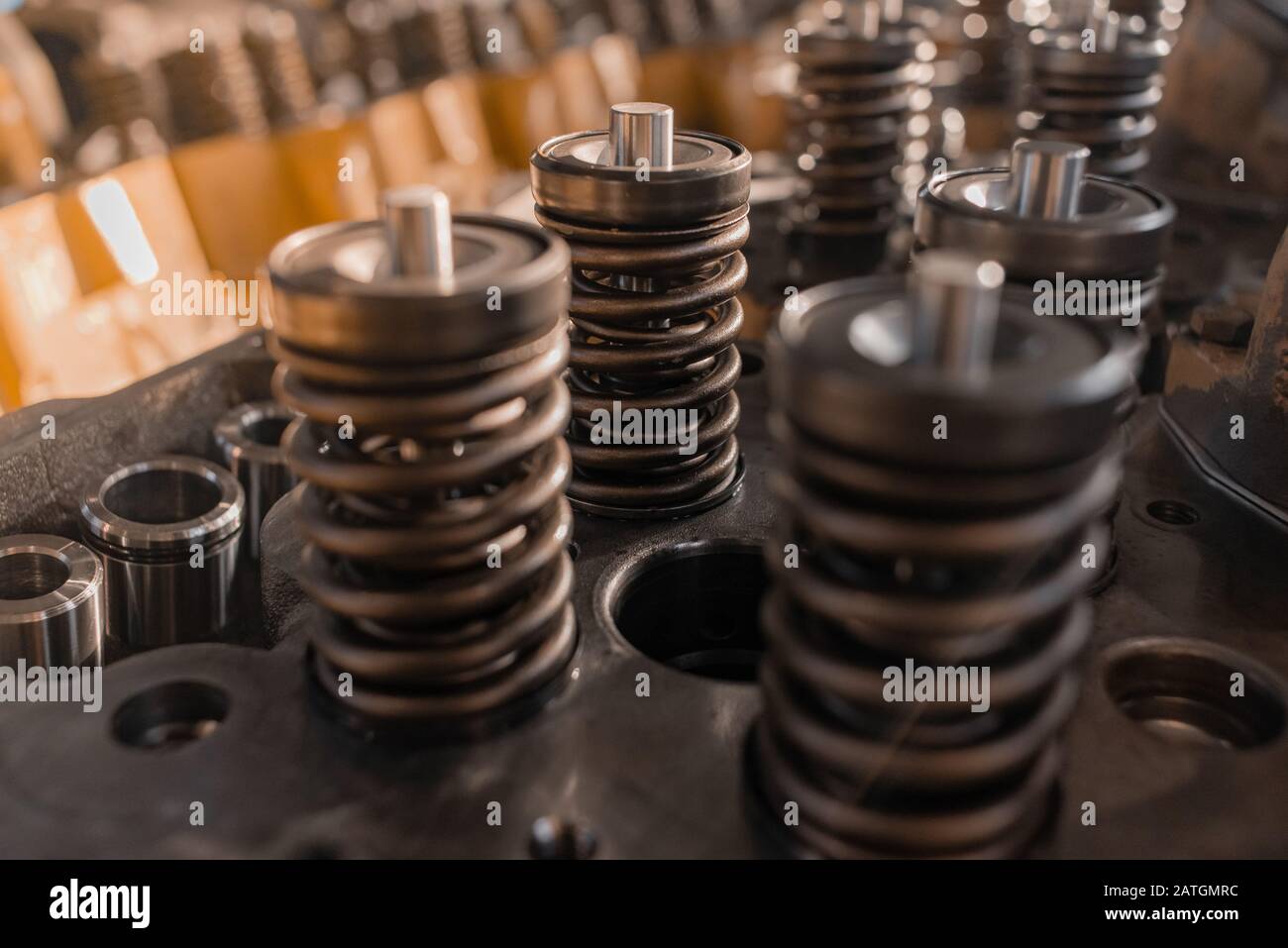 Dopo la riparazione, chiudere le valvole sulla testata del blocco motore del veicolo, quattro valvole sul cilindro, riparazione del motore del veicolo. Foto Stock