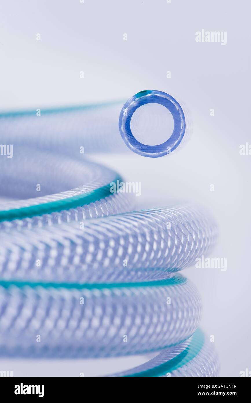 Chiusura del rullo del tubo flessibile di pressione intrecciato trasparente Foto Stock