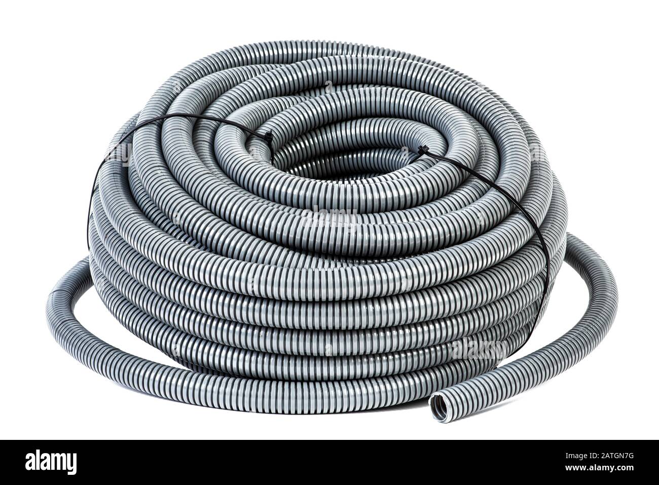 Rotolo di tubo protettivo elettrico flessibile in PVC isolato su sfondo bianco Foto Stock
