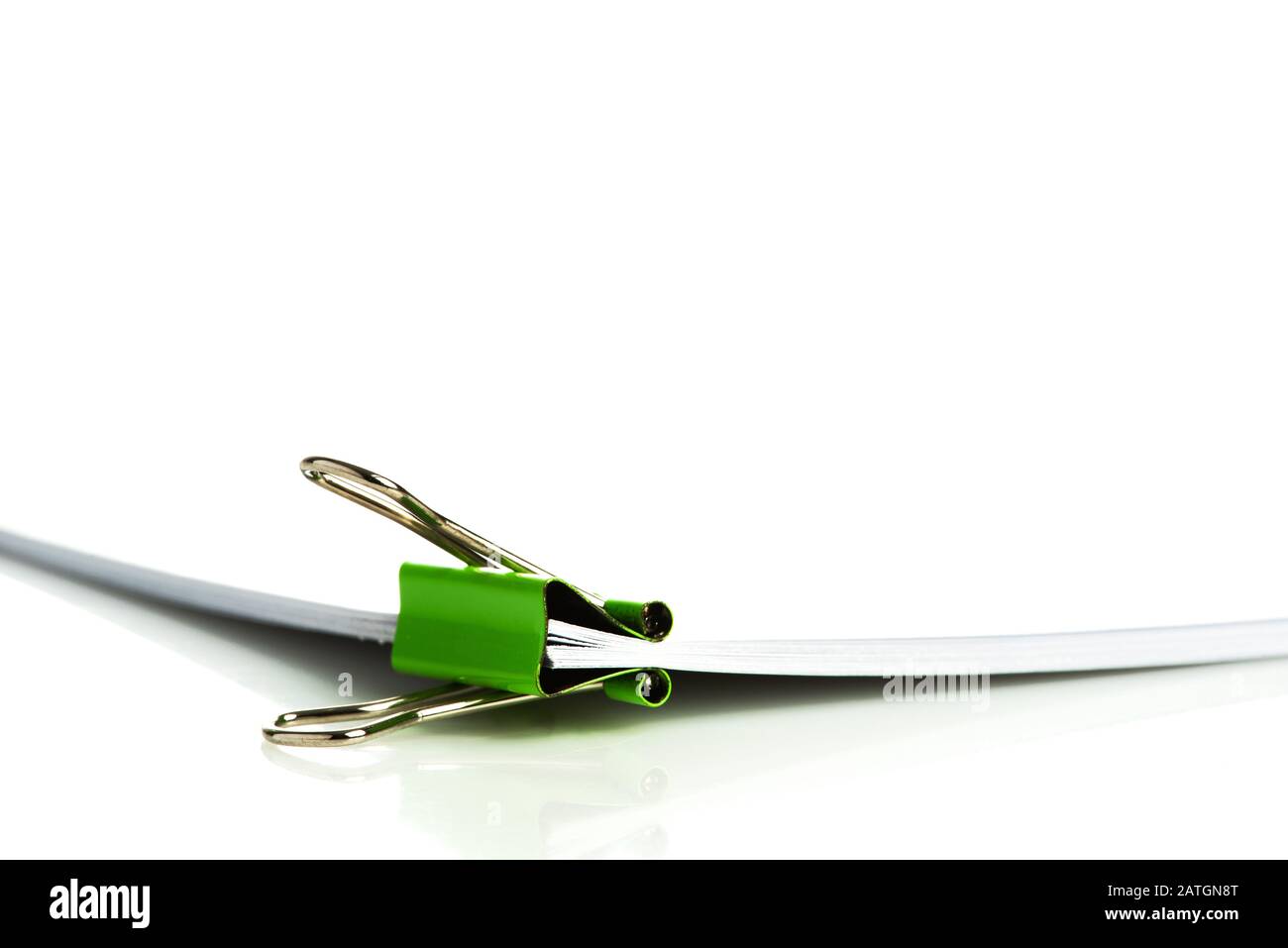 Documento Office con clip Binder su sfondo bianco Foto Stock