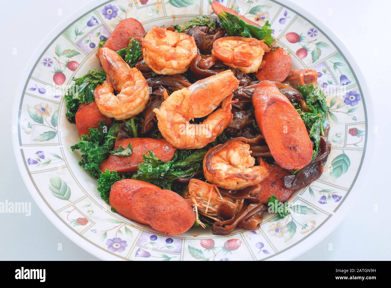 Mescolare piatto di noodle fritto con salsa di soia nera, gamberetti, Kale e salsicce. Cucina tailandese dalla cultura cinese. Foto Stock