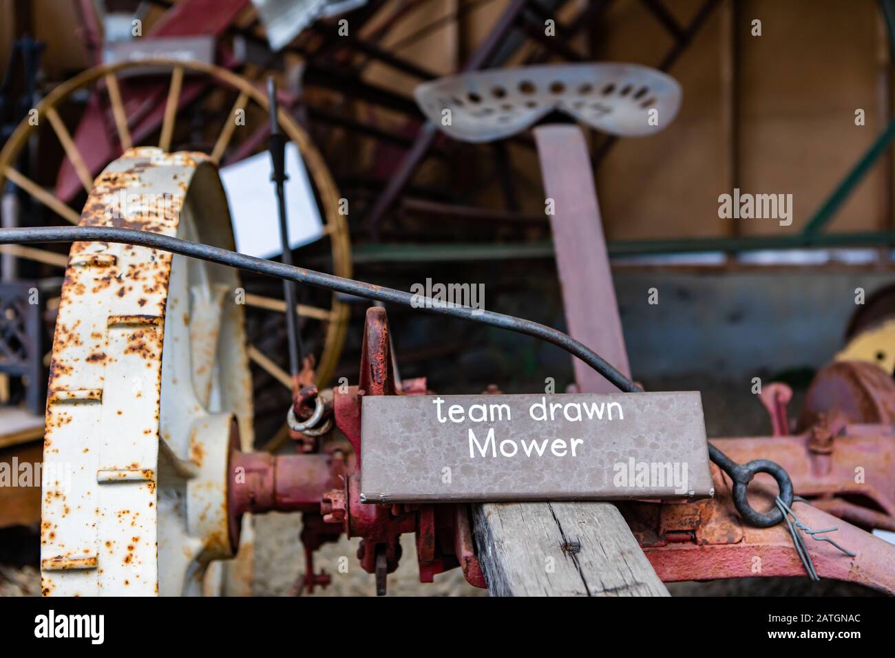 Un pezzo di macchine agricole antiche. Un vecchio e vintage team ha disegnato Mower nel museo, Kootenays, British Columbia, Canada Foto Stock