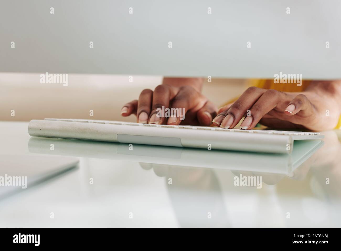 Mani di giovani donne che digitano sul computer quando si lavora sul codice di programmazione per la nuova applicazione Foto Stock