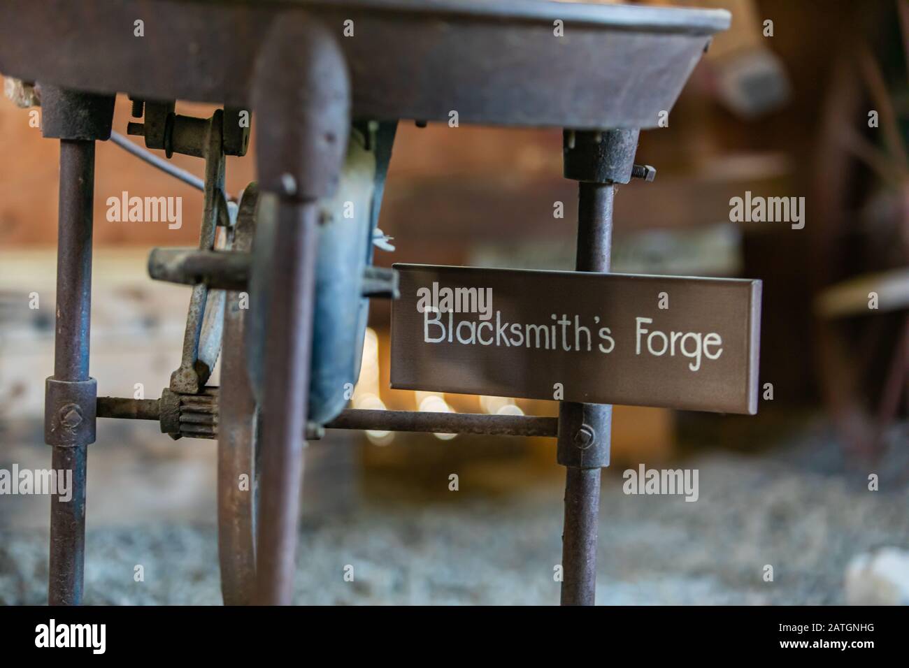 Vista ravvicinata delle vecchie parti di fucina del fabbro. Strumenti vintage per lavorare con il metallo nello storico museo Kootenays, British Columbia, Canada Foto Stock
