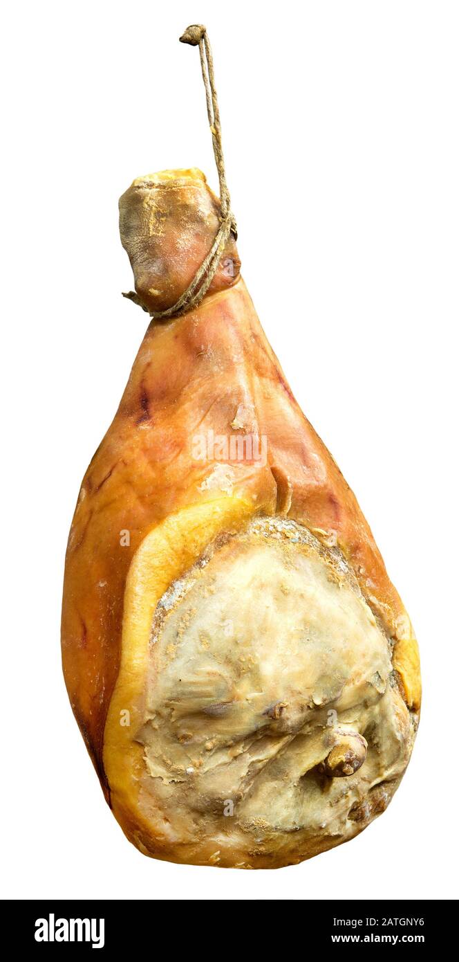 Gamba di prosciutto di Parma vulcanizzato italiano appesa a una corda isolata su bianco in un concetto di cucina regionale di specialità Foto Stock