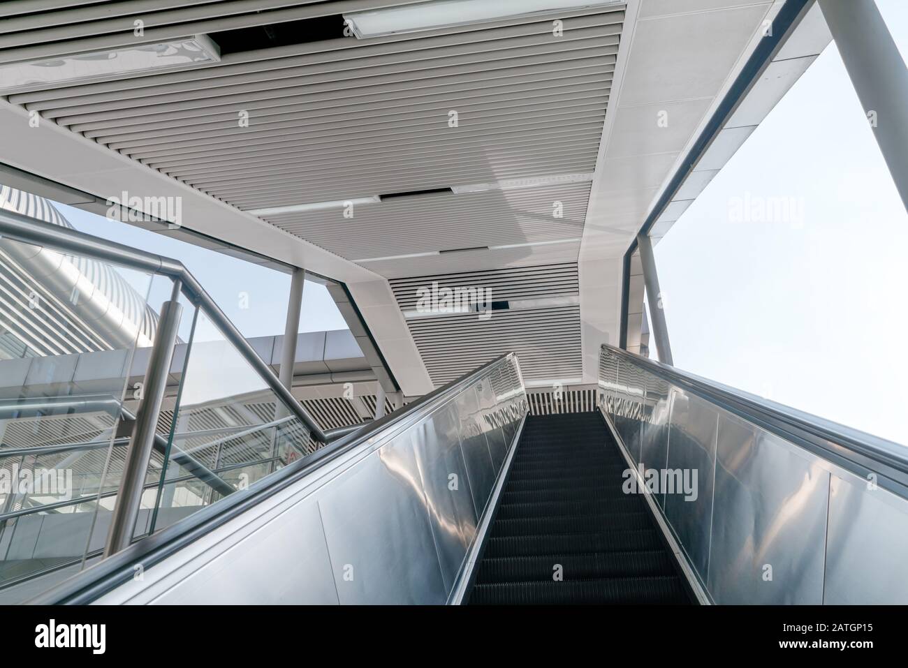 Ascensori esterni ed edifici cittadini, con luce del sole davanti. Fotografia di architettura urbana. Foto Stock