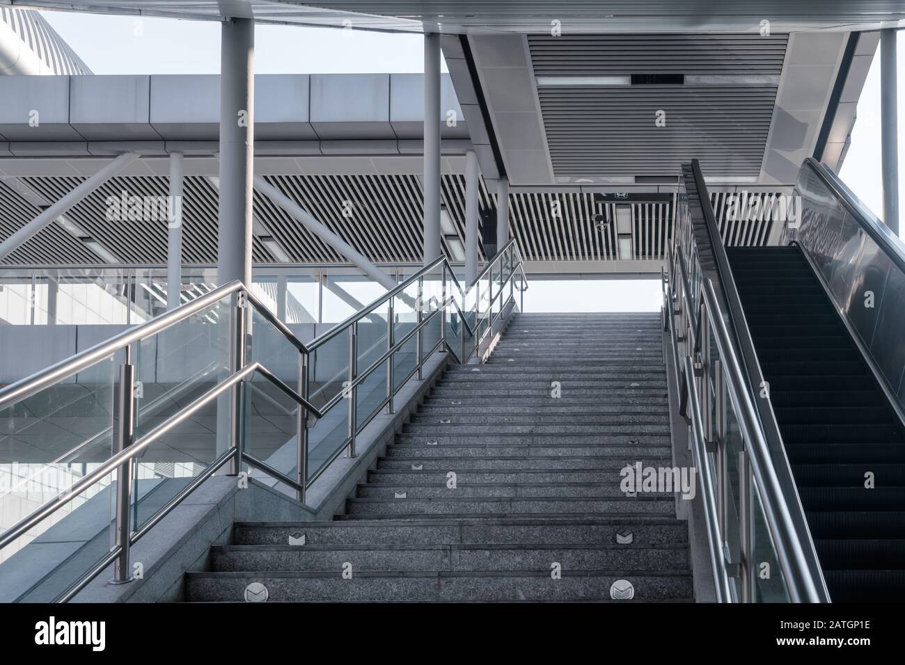Ascensori esterni ed edifici cittadini, con luce del sole davanti. Fotografia di architettura urbana. Foto Stock
