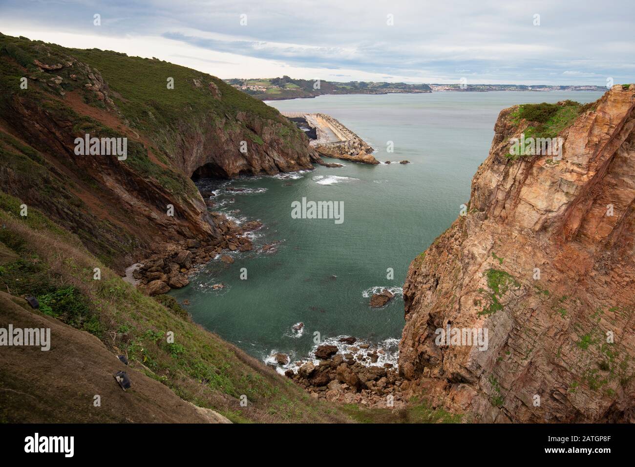Seascape con grande scogliera, Capo Torres Foto Stock