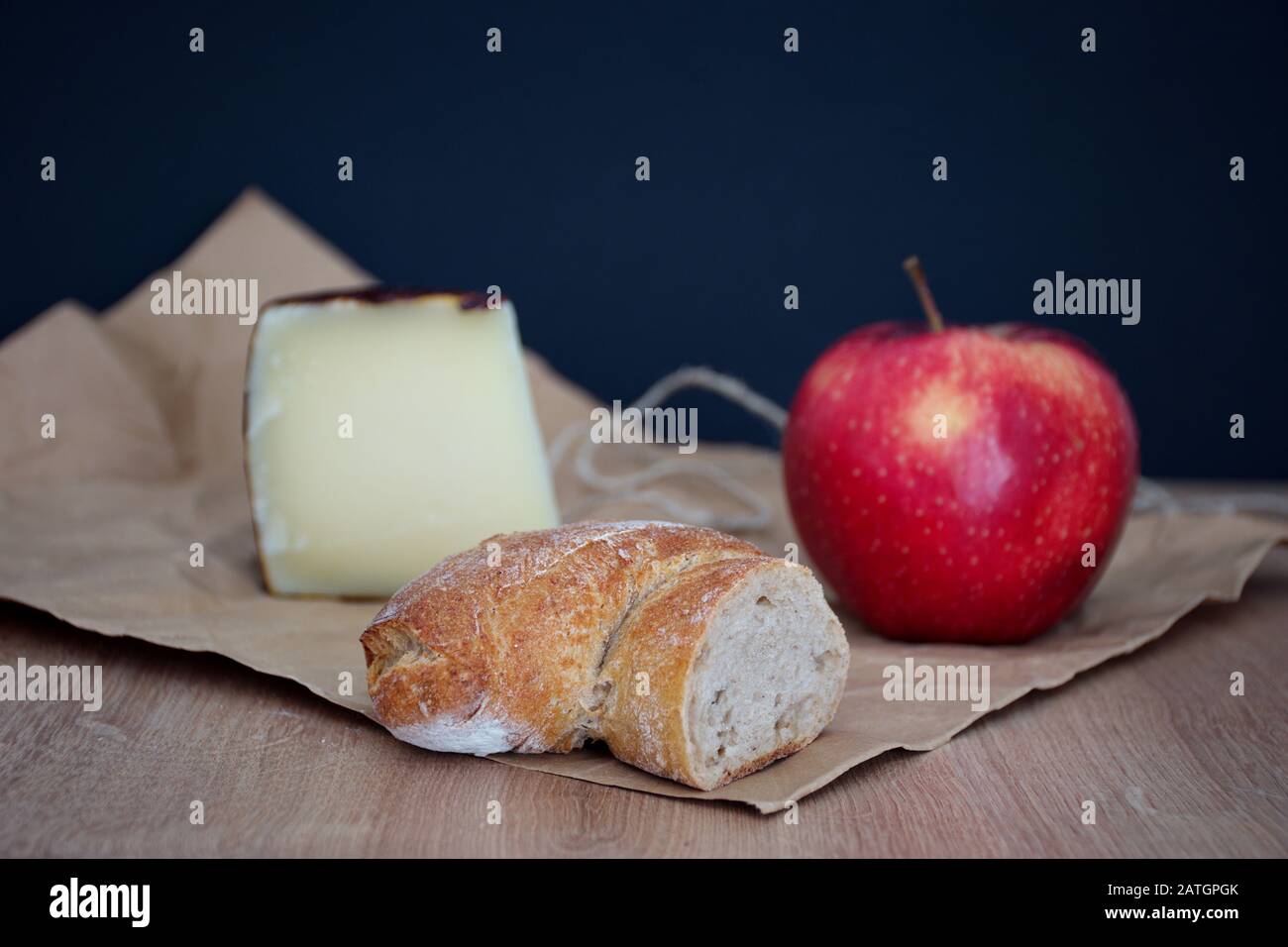 Mela, formaggio e pane sul tavolo Foto Stock