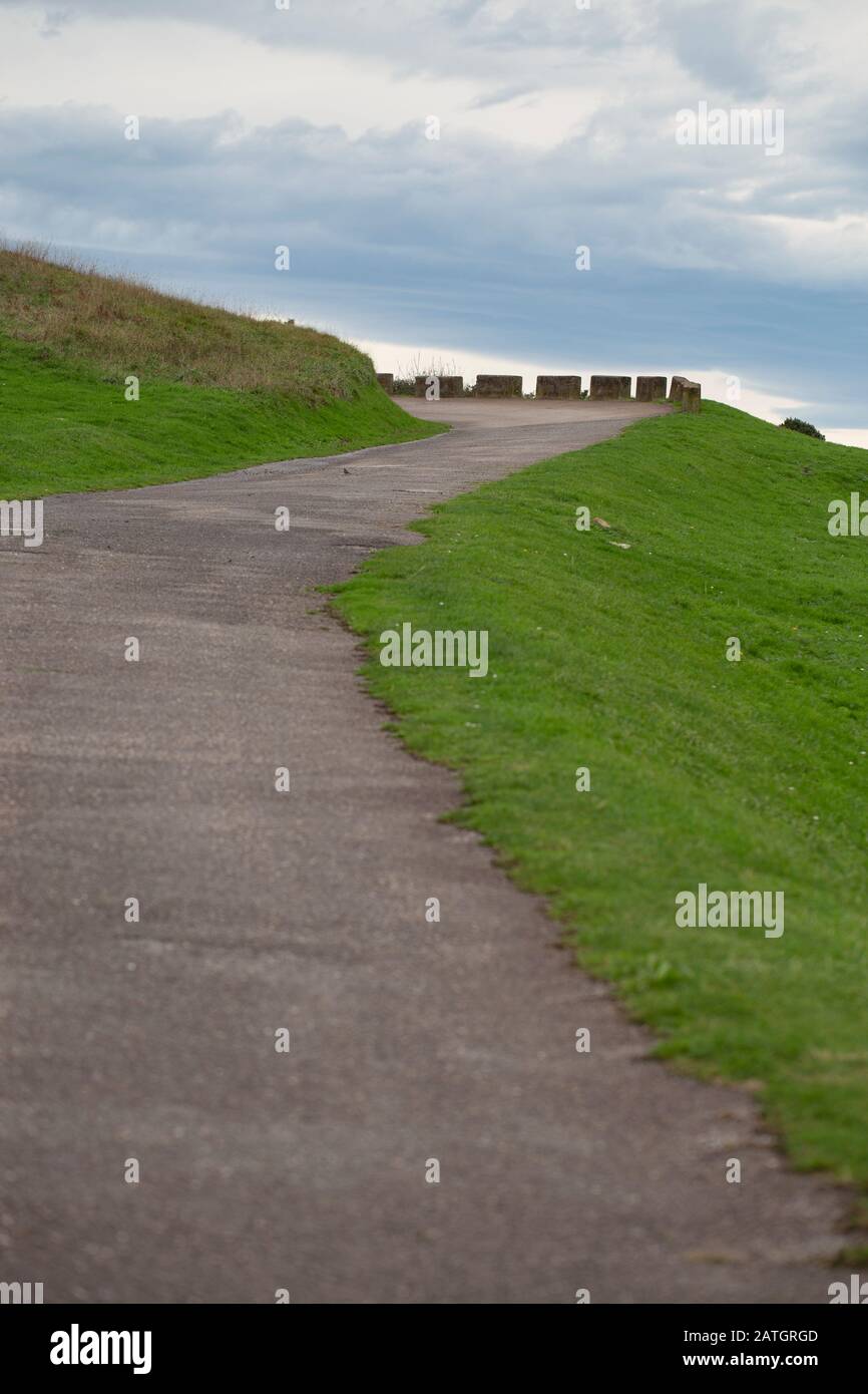 Strada che conduce alla cima della collina Foto Stock