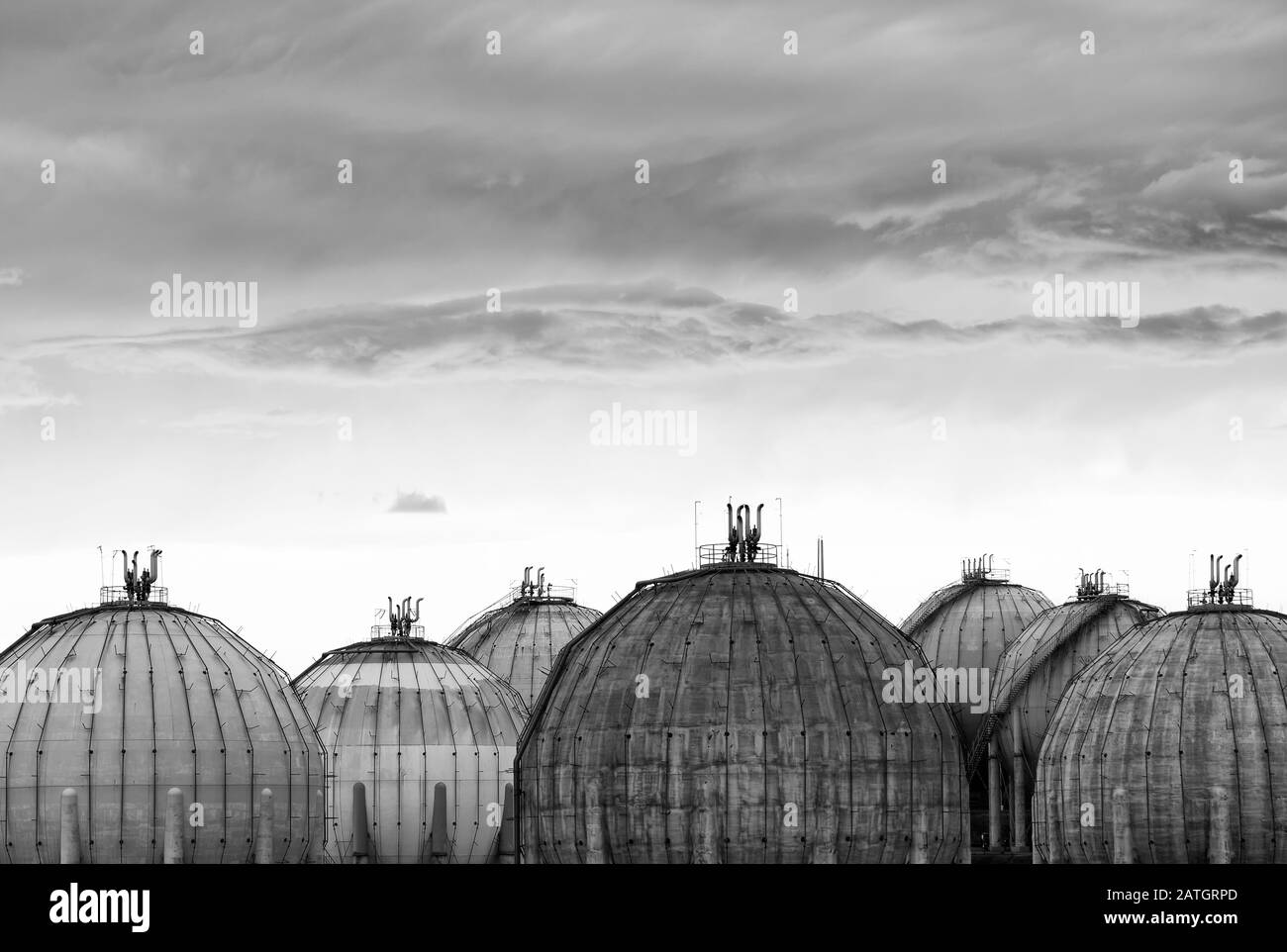 Dettagli del vecchio serbatoio di gas di forma sferica, nero e bianco. Foto Stock