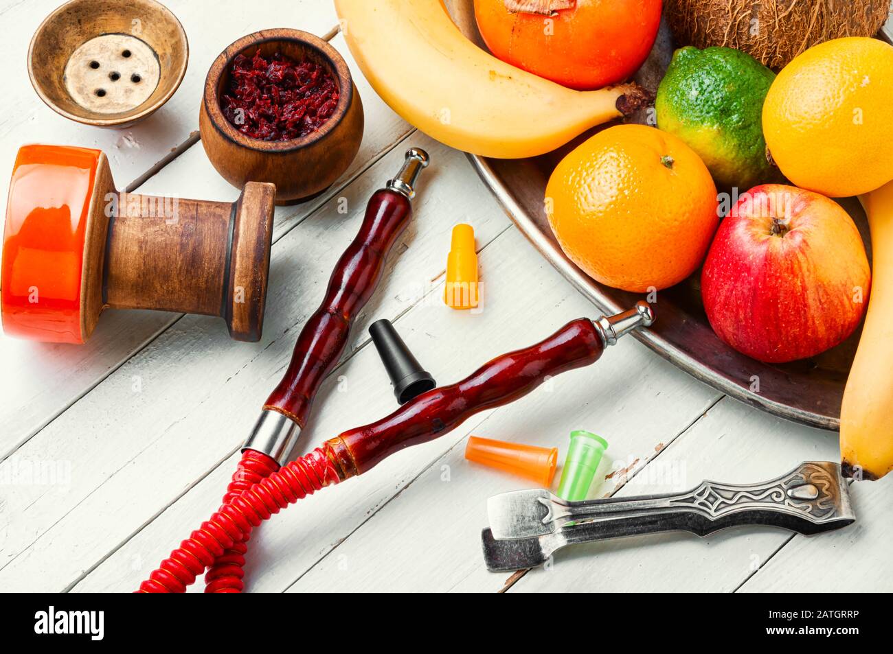 Dettagli di Hokah egiziano e tabacco shisha con frutta Flavors.Nargile e frutti esotici. Foto Stock