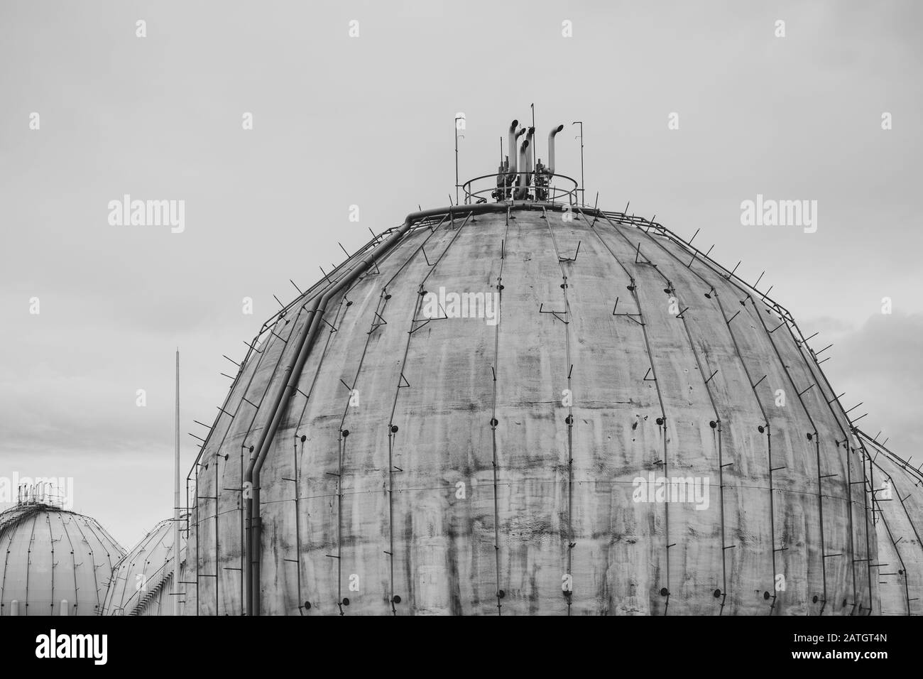 Dettagli del vecchio serbatoio di gas di forma sferica, nero e bianco. Foto Stock