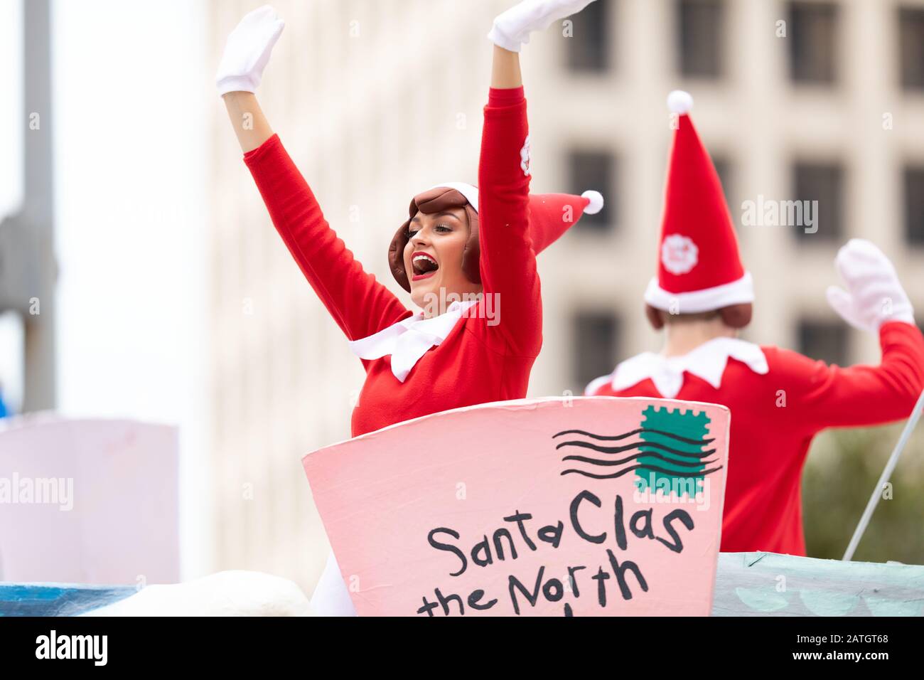 Houston, Texas, Stati Uniti - 28 novembre 2019: H-e-B Thanksgiving Day Parade, elf helper di Santa, su un galleggiante, sventolando e sorridendo agli spettatori durante la p Foto Stock