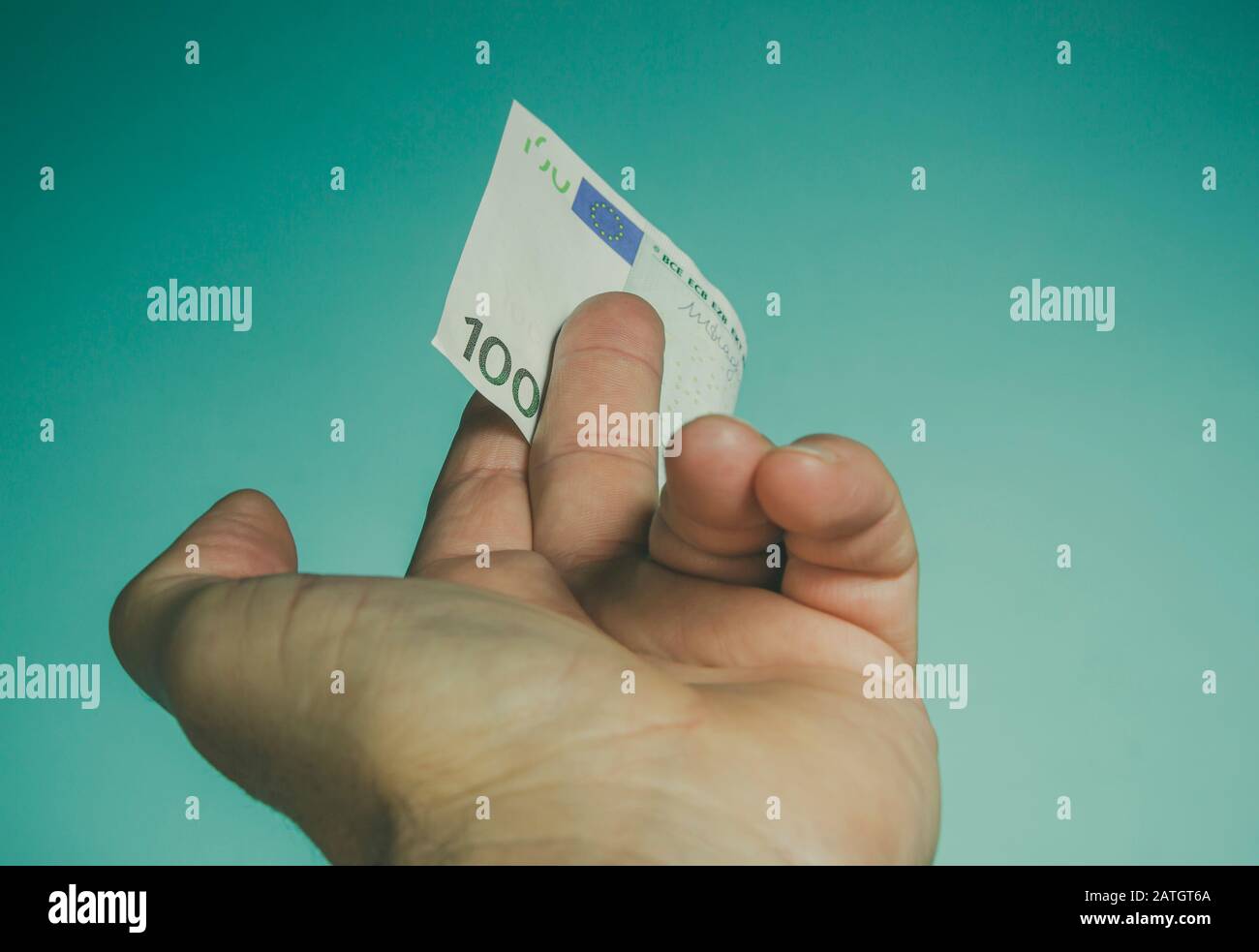 Persona che raggiunge sloppy un conto di cento euro. Foto Stock