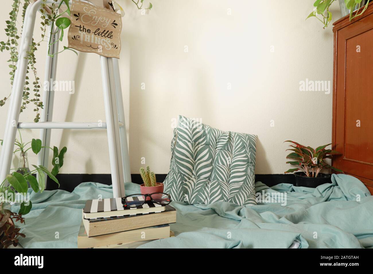 Primavera tempo ispirato decorazione casa utilizzando le piante domestiche per creare un sesso neutrale e rilassante spazio domestico Foto Stock
