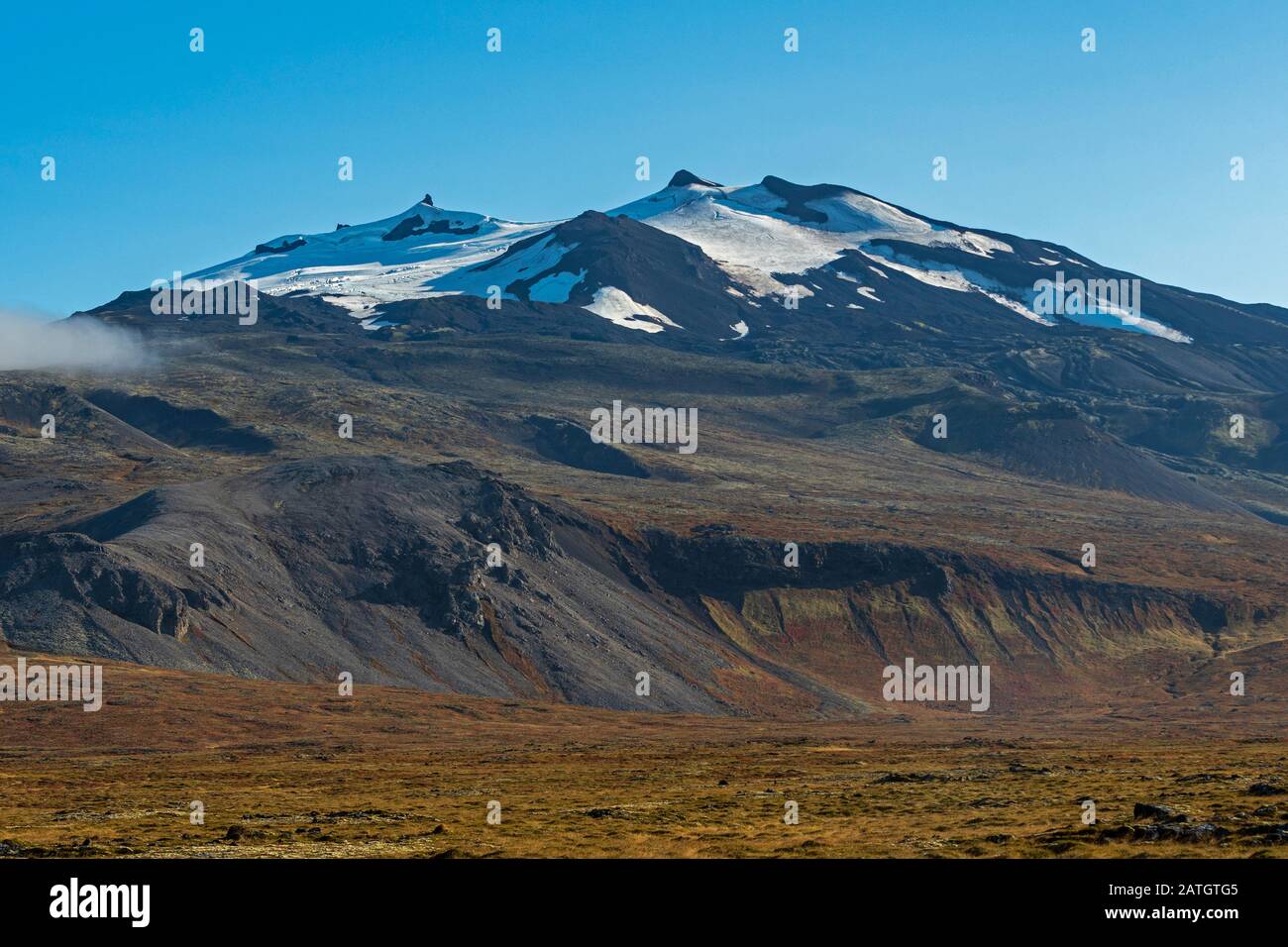 SN√¶fellsjokull è uno stratovulcano ricoperto da un ghiacciaio di 700.000 anni nell'Islanda occidentale Foto Stock